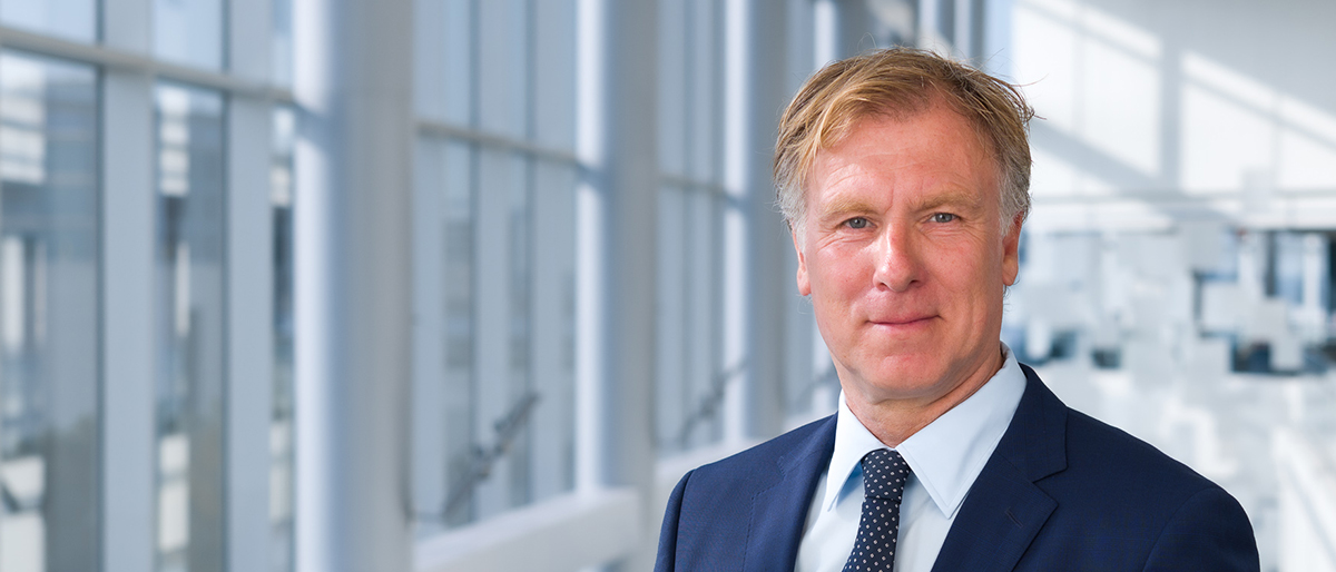Daniel Hommes posing for a headshot on the campus of UT Southwestern.